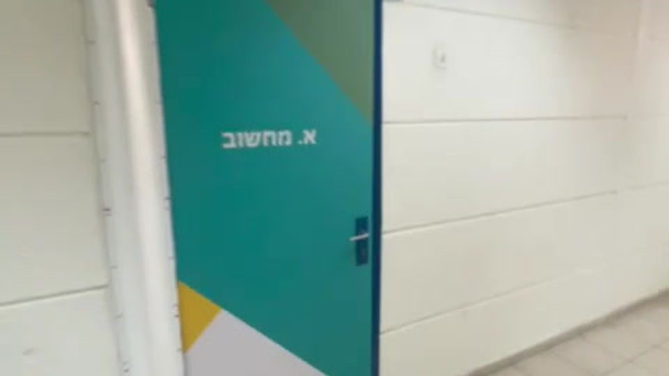 עיצוב חיפוי לדלתות בית ספר
